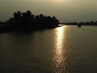 Houseboat trip: sun setting on Pambiyar River