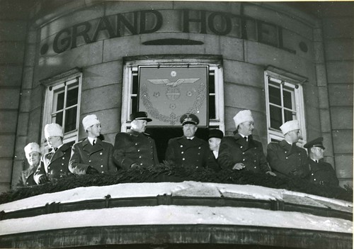 Fakkeltog, Vidkun Quisling og hans ministre på balkongen, Grand Hotel