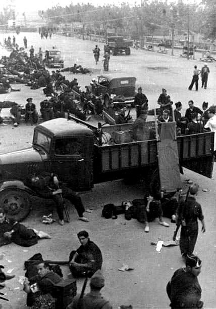 Milicianos descansando en el Paseo del Miradero, verano de 1936