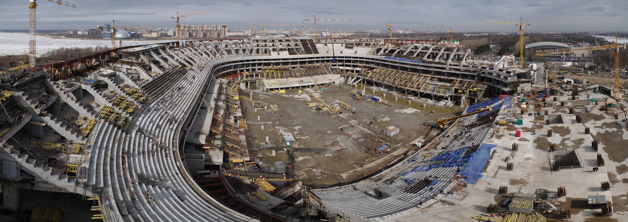 Для строительства стадиона 5 бульдозеров. Строящийся стадион на Юго-западе Москвы.