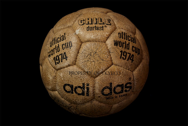 TELSTAR CHILE DURLAST OFFICIAL WORLD CUP FIFA GERMANY 1974 ADIDAS MATCH BALL SIGNED BY PELE 01