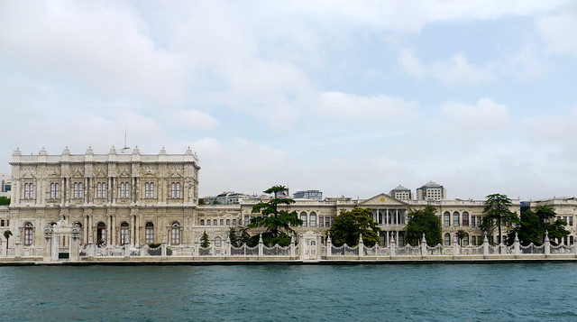 Istanbul, Turquie: croisière sur le Bosphore, palais de Dolmabahçe