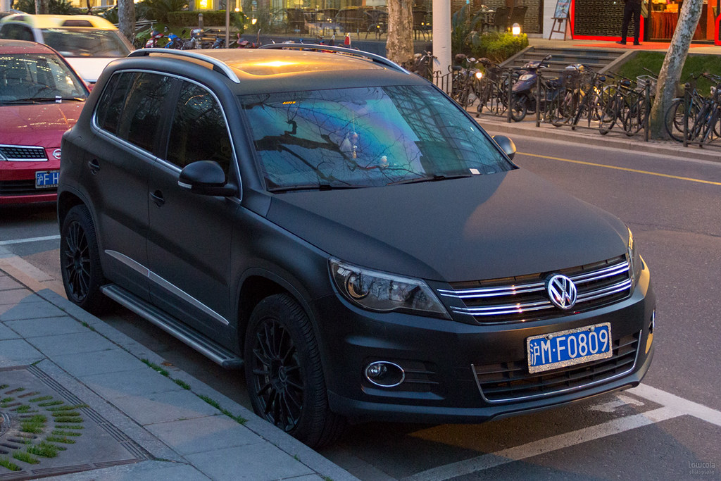Matte black VW Tiguan, Shanghai 2013 1200 x 800