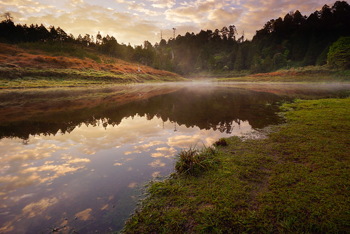 mist mountain lake reflection water landscape scenery hiking taiwan ilan yilan jialo