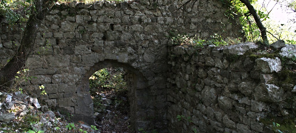 Eglise ruinée de la Gleysette, remparts et porte d'accès encore intacte