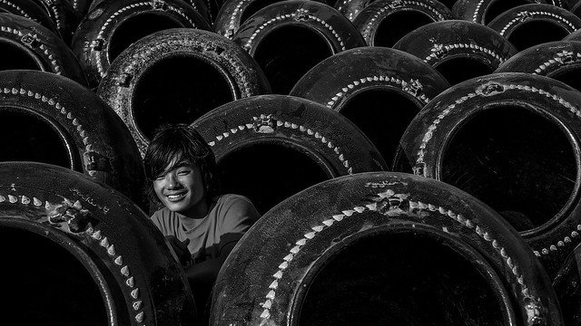 Myanmar - Jeune employé dans une fabrique de jarres.