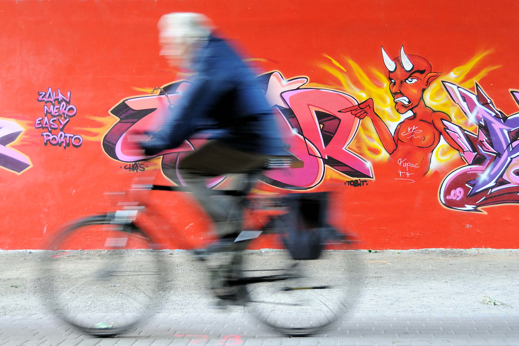 DSC_9716  Graffiti mit Teufel - zeigt auf einen Fahrradfahrer; Fussgängerunterführung unter Wilhelmburger Reichsstraße im Hamburger Stadtteil Wilhelmsburg.