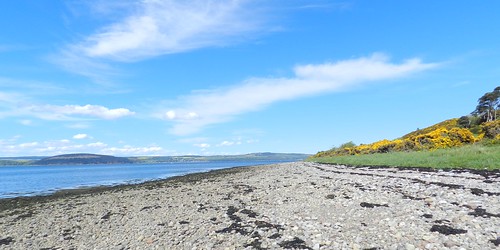 alturlie inverness stone clouds blue sky weather sun warm enjoy walk low view seaweed allanmaciver highlands scotland