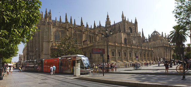 Catedral de Sevilla y Tranvía.  Avenida de la Constitución, Sevilla, España (2016)
