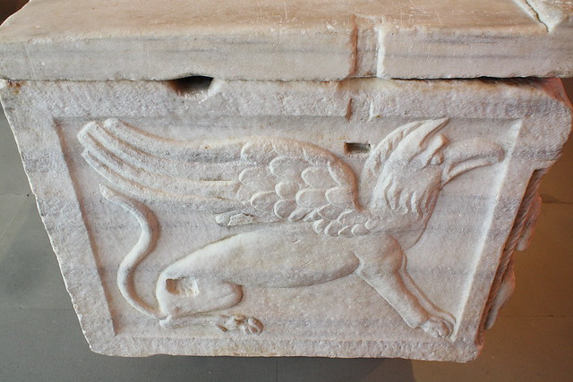 Griffon ornemental sur sarcophage