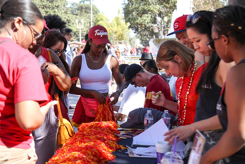 USC Kaufman dance majors, minors, and their families gather to tailgate on Trousdale.