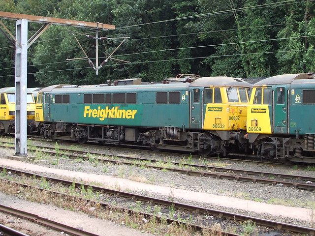 86 632 coupled with classmate 86 609 in Ipswich Freightliner Depot Sidings.