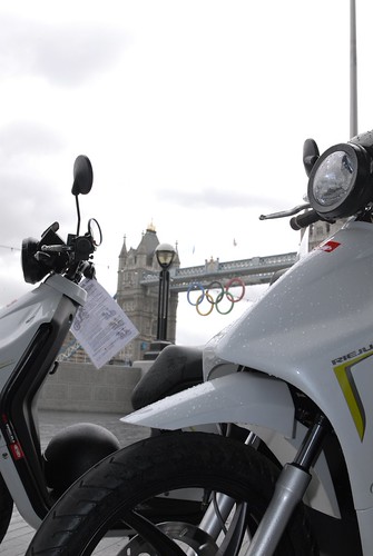 Revolve Eco Rally Rieju MIUS electric scooter UK launch - Tower Bridge, Lond… | Flickr