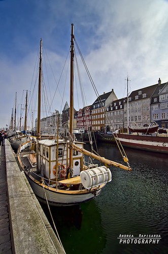 Lungo i canali di Nyhavn | Taken in Nyhavn, Copenhagen -----… | Flickr