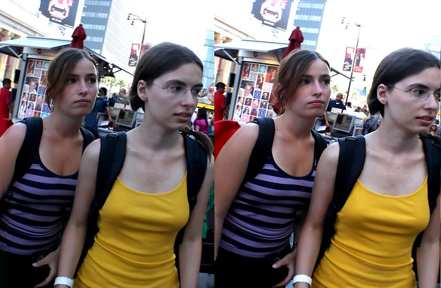 2 pretty girls in glassless cross-view 3D shot  on Hollywood's 