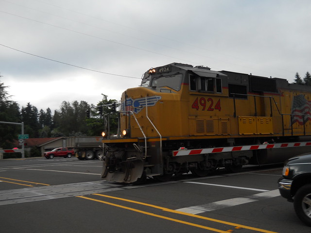A UP freight zooms across the Territorial Road crossing just north of Canby