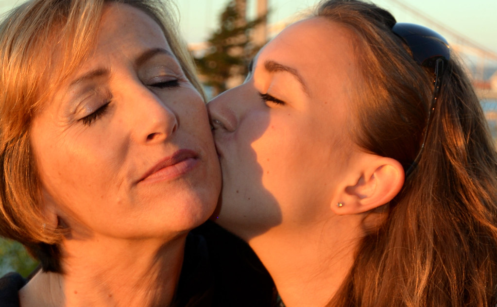 Мама лесбиянка с разговорами. Французский поцелуй с мамой. Французский поцелуй мать и дочь. Французский поцелуй с дочкой. Поцелуй мамы и дочери в губы.