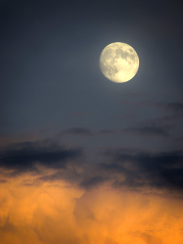 blue light sunset orange cloud moon black night rising nikon hungary coolpix este naplemente felhő hold p90 gyula magyarország fény fekete kék risingmoon narancssárga therisingmoon nikonp90 afelkelőhold felkelőhold felkelő