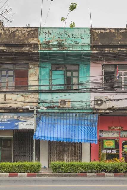 Más viviendas y huecos desalineados. Bangkok.