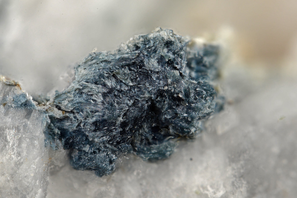 苦土リーベック閃石 / Magnesio-riebeckite | Magnesio-riebeckite []Na2(… | Flickr