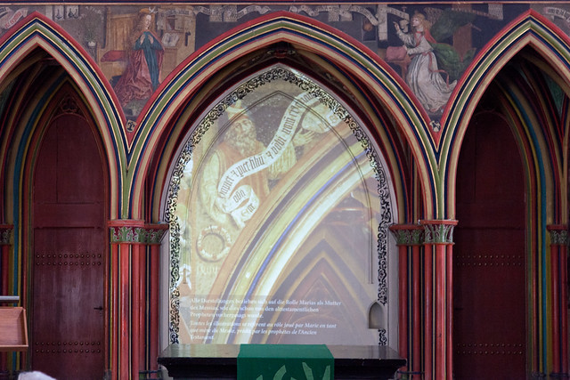 Le jubé de l'église française de Berne avec l'installation vidéo