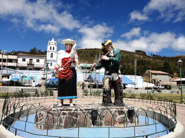 Plaza con monumento a los campesinos  de Cangahua - Pichincha -Ecuador