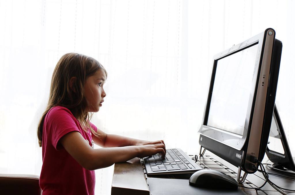 Работа для подростков в интернете 14 лет. Подросток и компьютер. Зависимый от компьютера. Компьютер для детей. Подросток за компьютером.