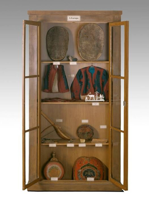 A Cabinet with two Sami shaman drums from The Royal Prussian Art Chamber (1856) in the Museums Europäischer Kulturen. Et skap fra det kongelige Preussiske kunstkammer med to samiske trommer.