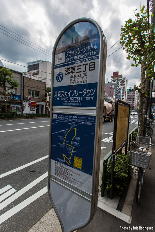 Parada de bus en Asakusa, camino de la Tokyo Skytree