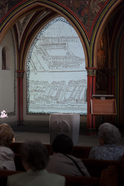 Le jubé de l'église française de Berne avec l'installation vidéo