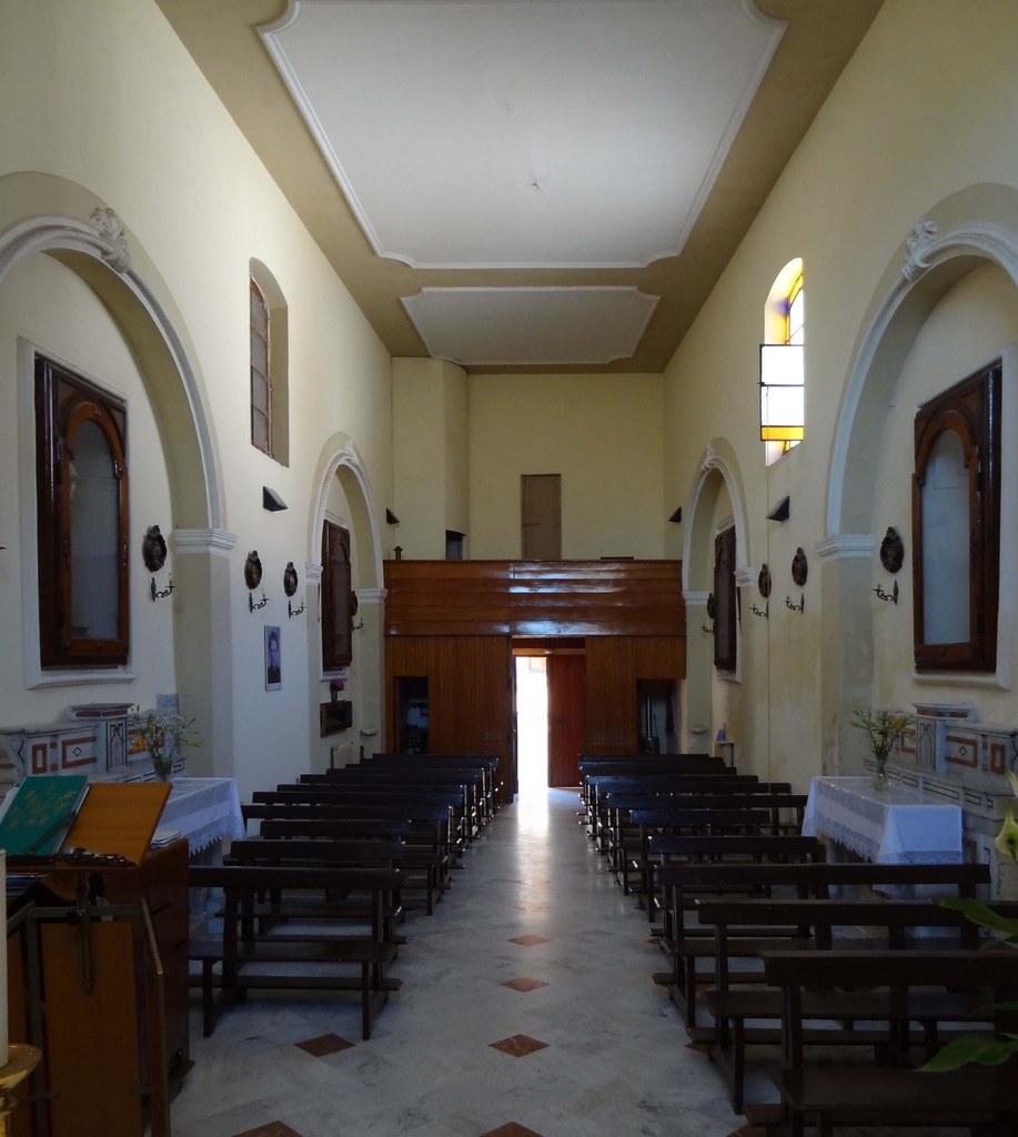 San Giuliano fraz. di Teano - Chiesa di San Giuliano - Navata unica - Vista dall'altare.