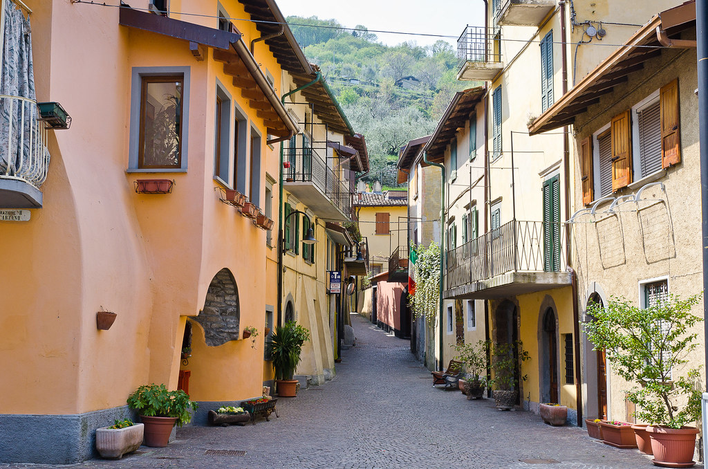 Городок италии. Улица Италия городок. Италия маленький городок. Маленький живописный городок провинция Лукка. Испания городок.