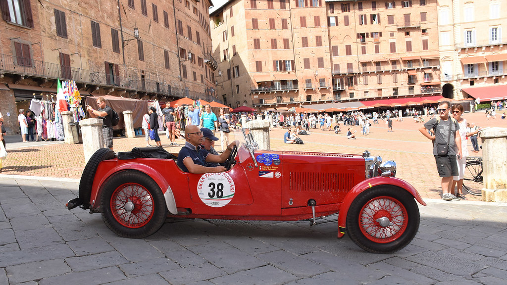 Passaggio da Piazza del campo delle Auto Storiche del Gran Premio Nuvolari 2016