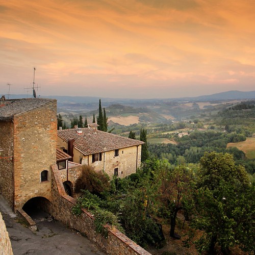 Encircled city wall of San Gimignano at dusk by B℮n, © all rights reserved by <a href="http://www.flickr.com/photos/visbeek/">B℮n</a>
<b><a href="http:/