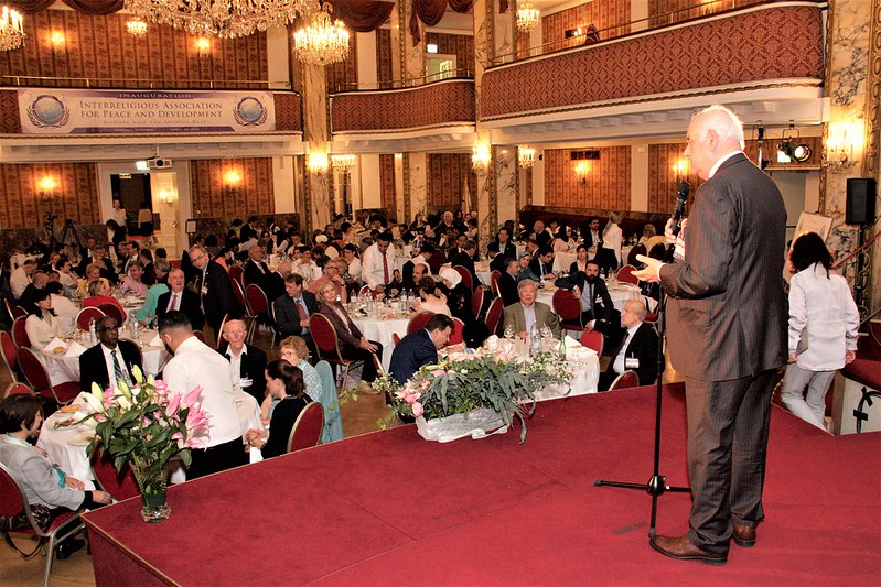 Lors du banquet de clôture, S.E. Alfred Moisiu, ancien Président d'Albanie (2002-2007), prononça un discours élogieux à propos du Sommet.