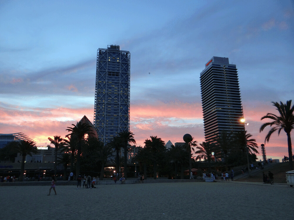 Barcelona-beach-at-sunset