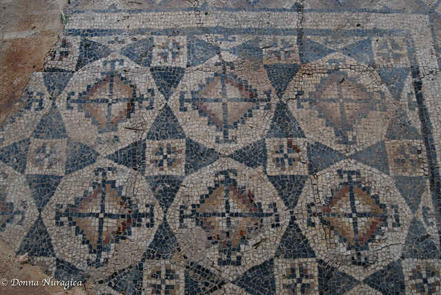 mosaici policromi nel sito di San Cromazio, Villaspeciosa