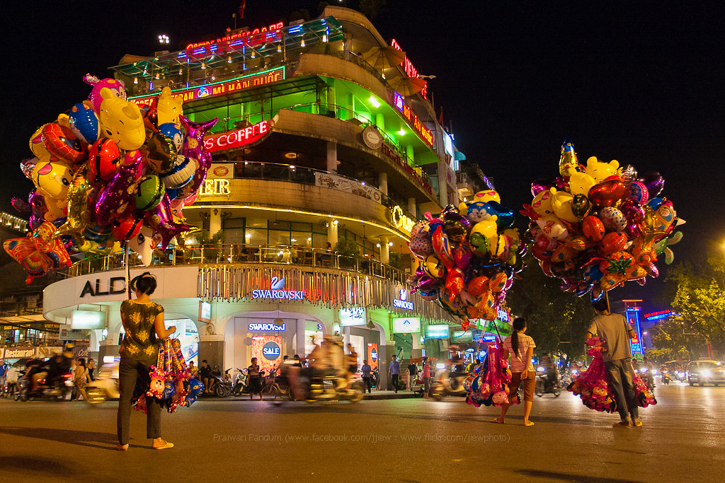 bende En team Soeverein Balloon vendors on the Hanoi old quarter street, Vietnam. | Flickr