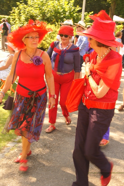 Dames met de rode hoeden