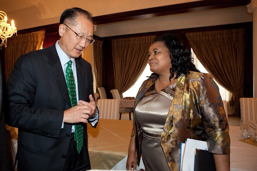 World Bank President Jim Kim talks with Edna Molewa, South Africa's Minister of Environmental Affairs