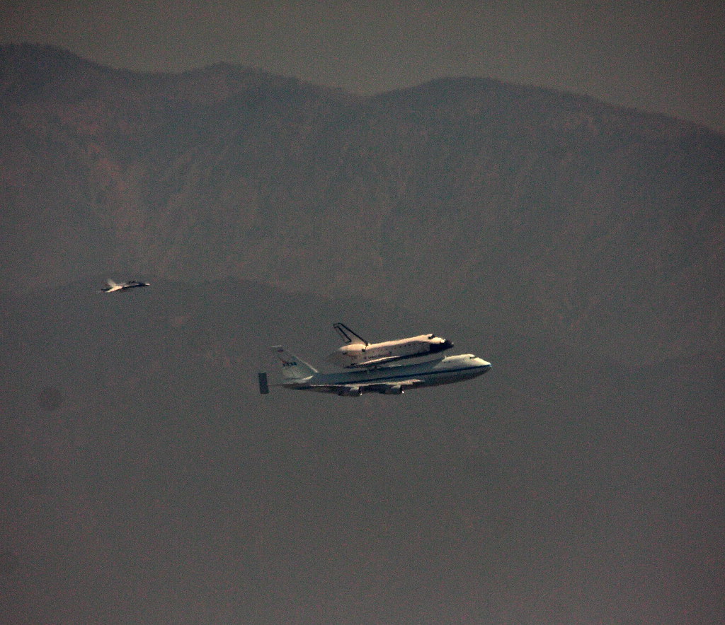 Space Shuttle Endeavour over los Angeles