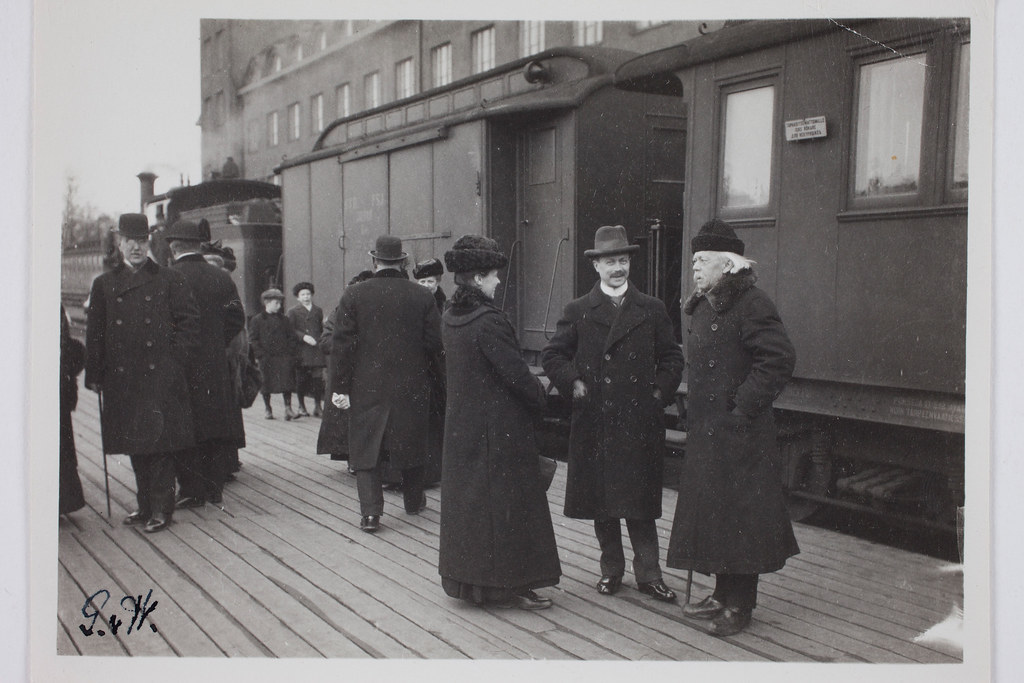 Lisbeth, Rickard and F.R. Faltin at the Helsinki railway station around 1910