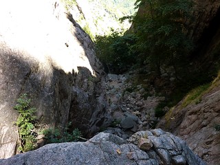 Remontée du Haut-Velacu : depuis le sommet du bloc coincé, le ravin vers l'aval