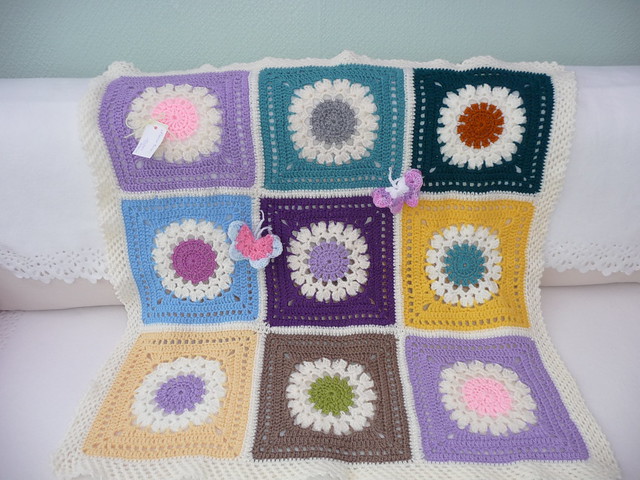 This Blanket is amazing! I love the colours and the Squares.