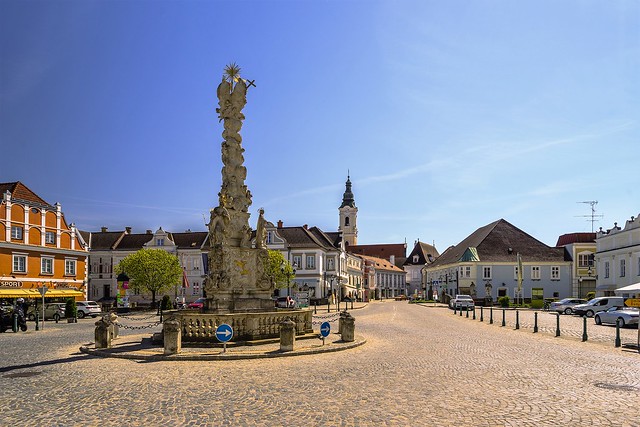 Kornplatz with Dreifaltigkeitssäule