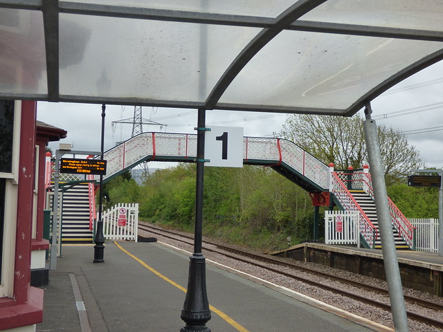 Llanfairpwllgwyngyllgogerychwyrndrobwllllantysiliogogogoch Station - footbridge