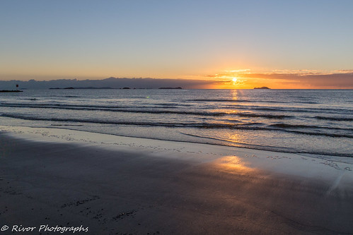sunrise sea dawn beach keppelsands queensland australia au
