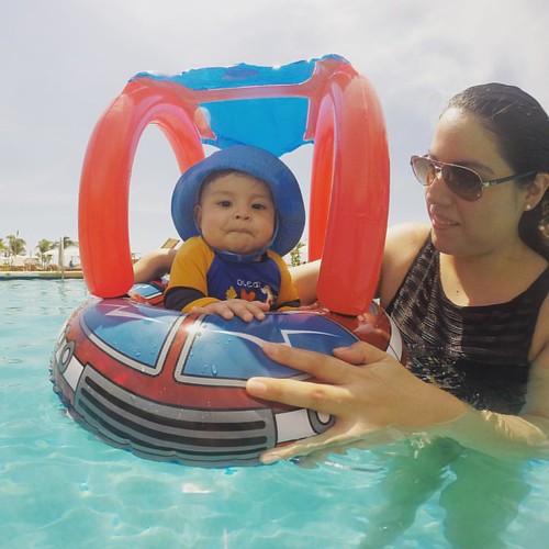 Será un buen nadador... :D #Luciano #Garcia #Dominguez #LGD25 #ARK4life #ARK725 #ourbabyboy #pooltime #cabo #hyattziva #Priceless  #ElLu #LaLO #ElAn | by angel.gs18