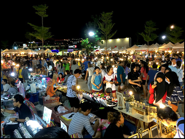 Busy night at Chillva Market