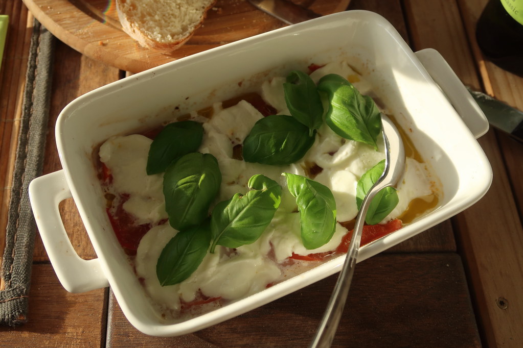 Heiße Tomaten mit Büffelmozzarella und Basilikum | Gourmandise | Flickr